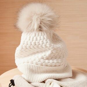 Athleta Cozy Does It Pom Pom Beanie